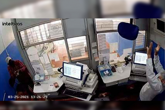 VEJA VÍDEO - Bandidos invadem lotérica em Rondônia e um deles pula divisória - News Rondônia