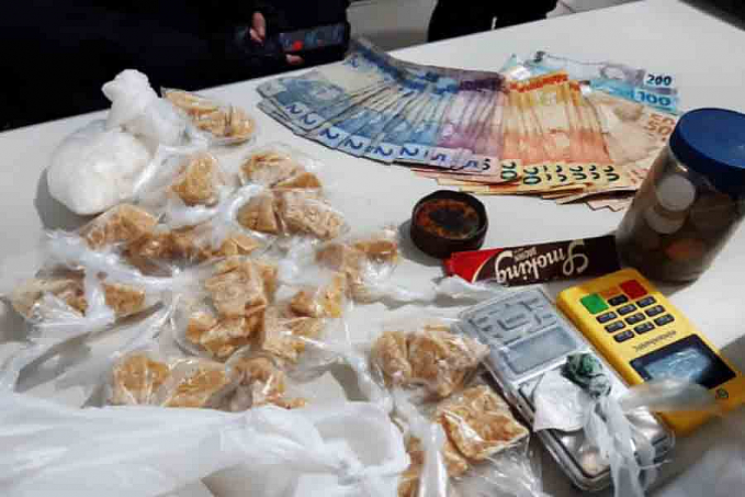 BOCA DE FUMO - Esposa de ex-presidiário morto a tiros é presa por tráfico durante perícia do crime - News Rondônia