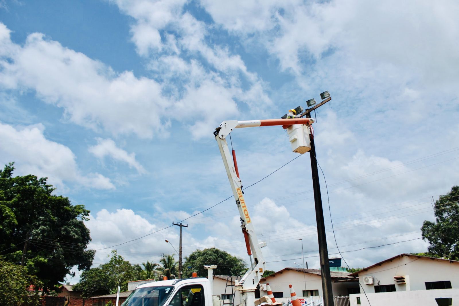 PREFEITURA INSTALA REDE ELÉTRICA E ILUMINA CAMPO DE FUTEBOL NA VILA CODARON - News Rondônia