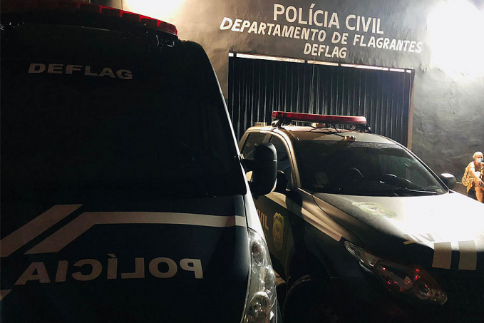 Mulher trava luta corporal com marido durante bebedeira e faz ameaça de morte na frente da PM - News Rondônia