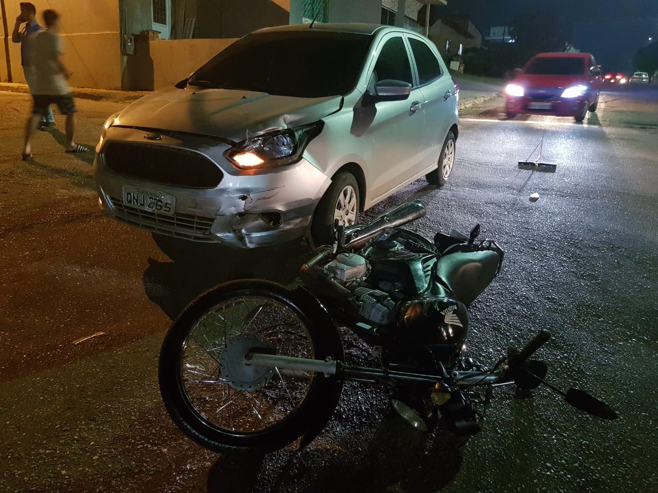 CASAL EM MOTO FICA LESIONADO APÓS MOTORISTA AVANÇAR PREFERENCIAL - News Rondônia