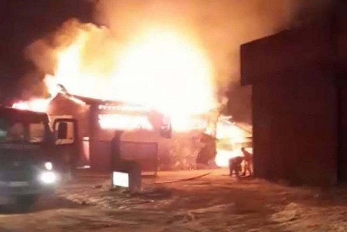 ASSISTA VÍDEO: incêndio destrói fábrica de móveis e mobiliza Corpo de Bombeiros na madrugada - News Rondônia
