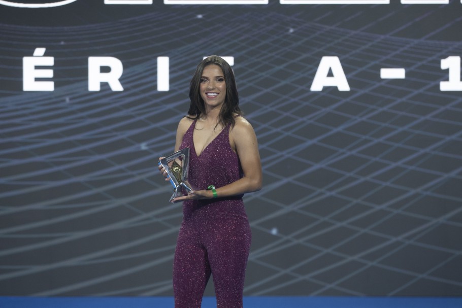 JOGADORA RONDONIENSE É ELEITA, MELHOR ATACANTE, ARTILHEIRA E A CRAQUE DO BRASILEIRÃO FEMININO - News Rondônia