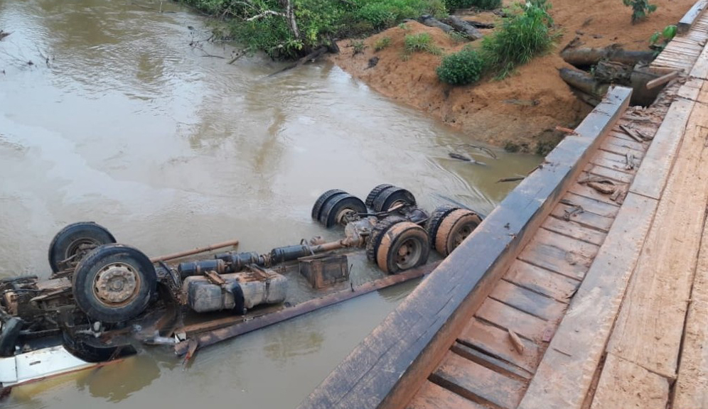 AFOGADO - CAMINHÃO CAÍ DE PONTE EM RIO E MOTORISTA MORRE NA ZONA RURAL DE BURITIS - News Rondônia