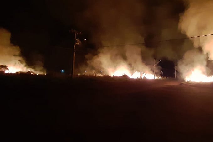 Imagens que falam por si: incêndio criminoso ameaça motoristas na BR-364 em Nova Mutum Paraná - News Rondônia