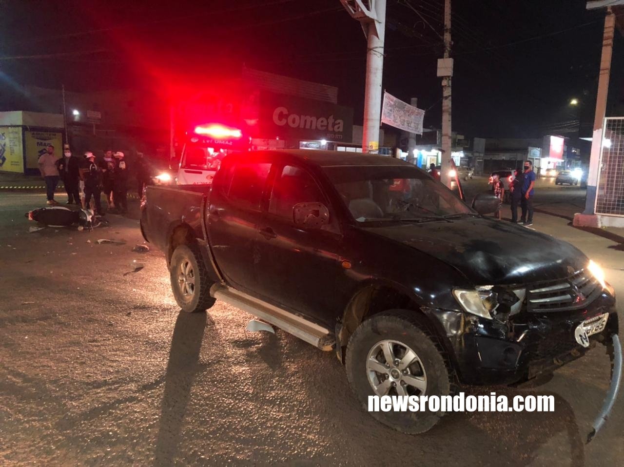 Jovem motociclista tem fraturas nas duas pernas após atingir caminhonete que fez conversão proibida - News Rondônia