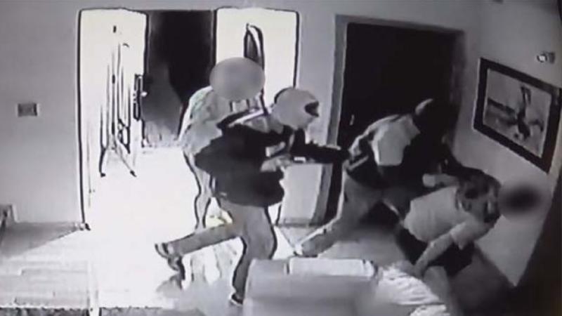 ZONA SUL: BANDIDOS ATERRORIZAM FAMÍLIA DURANTE ASSALTO E LEVAM BOMBAS E CAMINHONETE - News Rondônia ZONA SUL: BANDIDOS ATERRORIZAM FAMÍLIA DURANTE ASSALTO E LEVAM BOMBAS E CAMINHONETE - News Rondônia