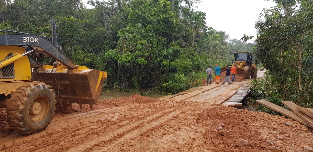 SERVIÇO EMERGENCIAL - DER REALIZA SERVIÇOS EMERGENCIAIS EM PONTE SOBRE RIO NA RO-133, ENTRE MACHADINHO E 2 DE NOVEMBRO - News Rondônia
