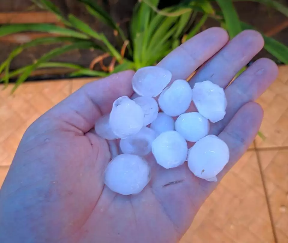 Chuva de granizo causa estragos em Vilhena - News Rondônia