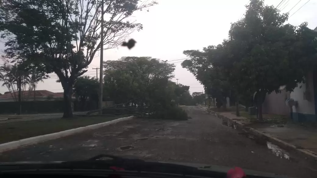 Chuva de granizo causa estragos em Vilhena - News Rondônia