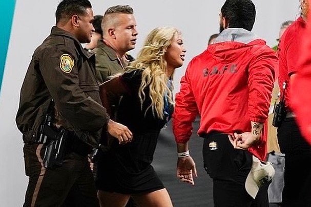 ACONTECEU NA NFL: MODELO MOSTRA A BUNDA E É DETIDA NO SUPER BOWL (VÍDEO) - News Rondônia