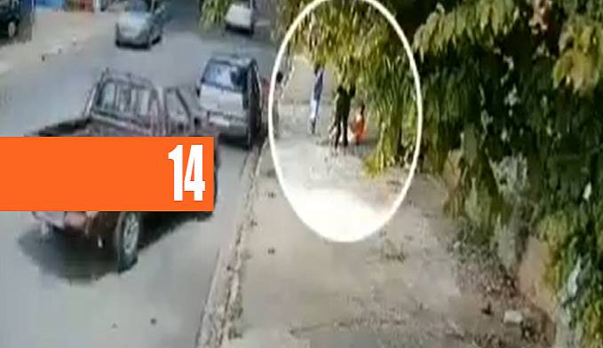 CAMINHONETE SEM FREIO INVADE CALÇADA E ATROPELA TRÊS PESSOAS - VÍDEO - News Rondônia