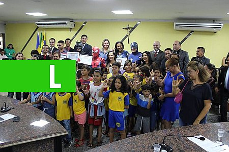 HOMENAGEM: ADA DANTAS ENTREGA VOTOS DE LOUVOR AOS HERÓIS DO BEM - News Rondônia