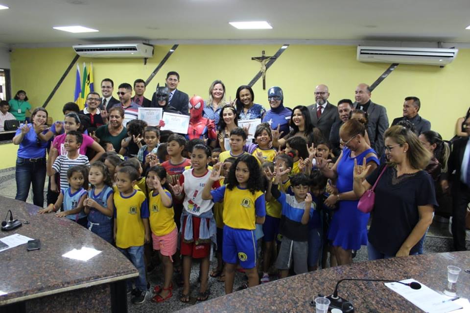 HOMENAGEM: ADA DANTAS ENTREGA VOTOS DE LOUVOR AOS HERÓIS DO BEM - News Rondônia