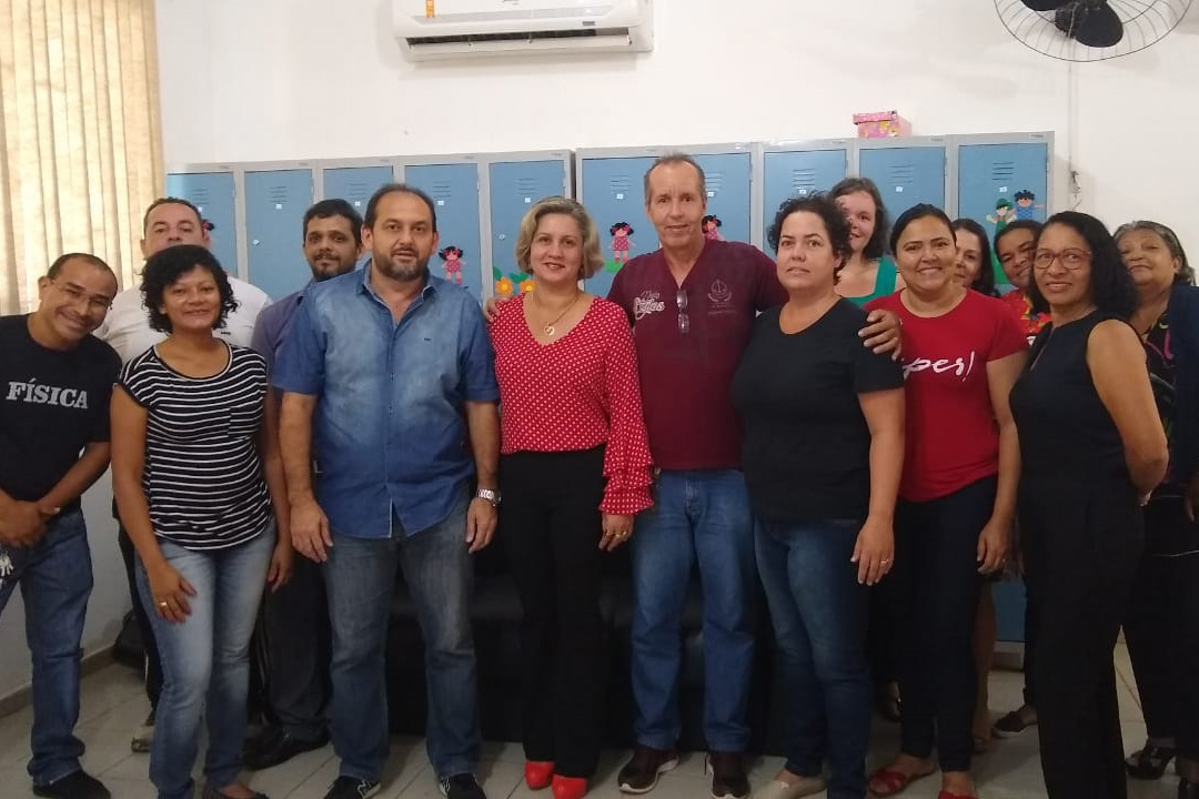 PRESIDENTE DA ASSEMBLEIA LEGISLATIVA VISITA ESCOLA BEATRIZ FERREIRA DA SILVA EM JI-PARANÁ - News Rondônia