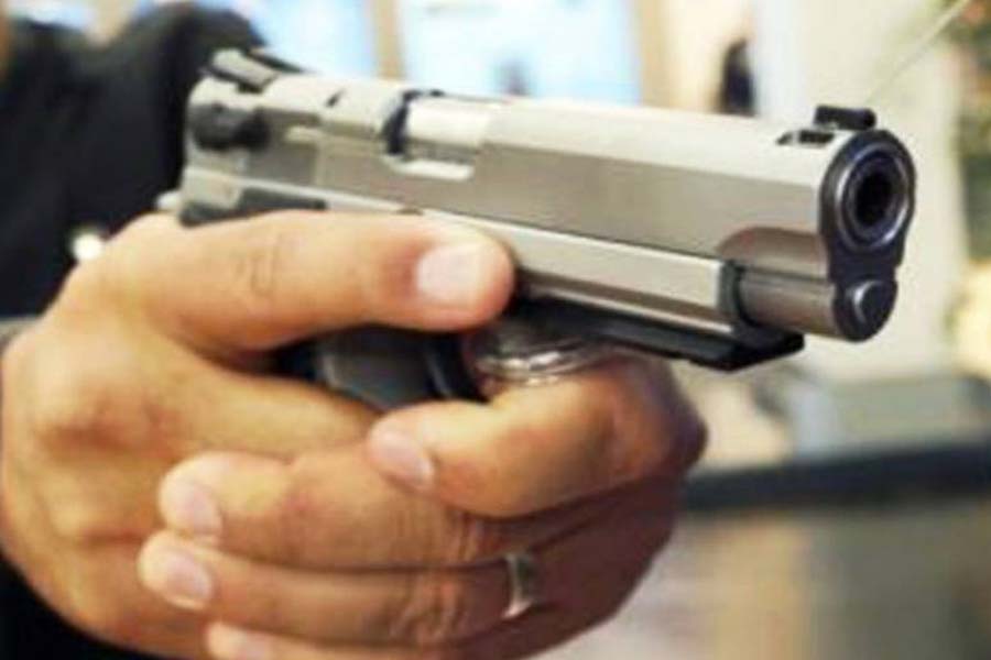 Três ladrões armados invadem restaurante, apontam pistolas para vítimas e fogem levando celulares e cartão de crédito - News Rondônia