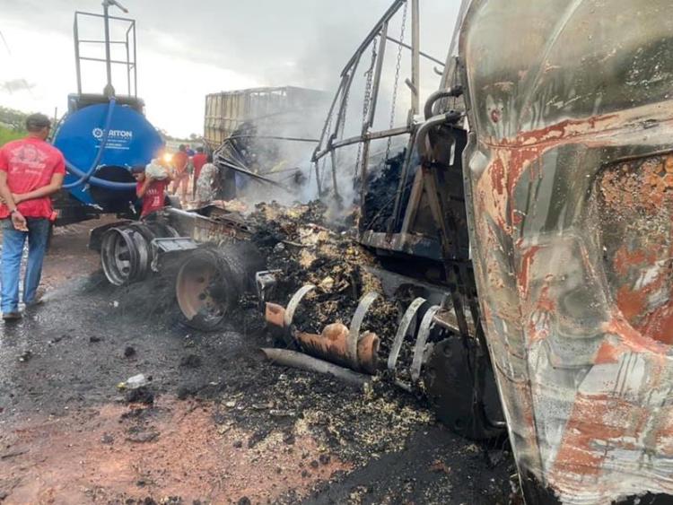 TRISTEZA: Veja imagens do grave acidente na BR-364 que terminou com motorista carbonizado - News Rondônia