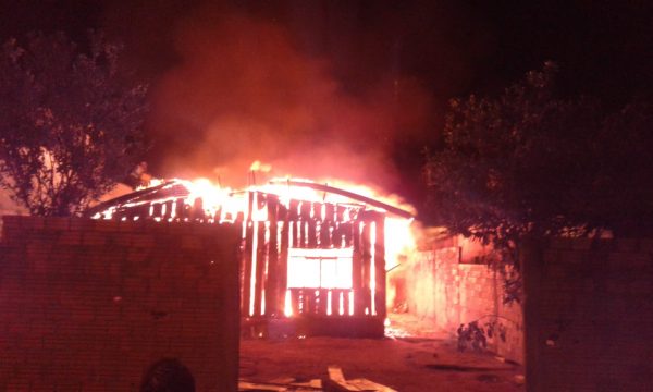 USUÁRIOS DE DROGAS ATEIAM FOGO EM CASA APÓS SEREM EXPULSOS PELA PM - News Rondônia