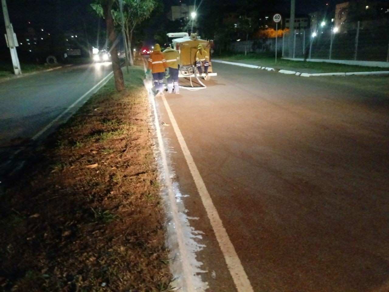 POSTES E MEIOS-FIOS DA AVENIDA GUAPORÉ SÃO PINTADOS PELA SEMUSB - News Rondônia