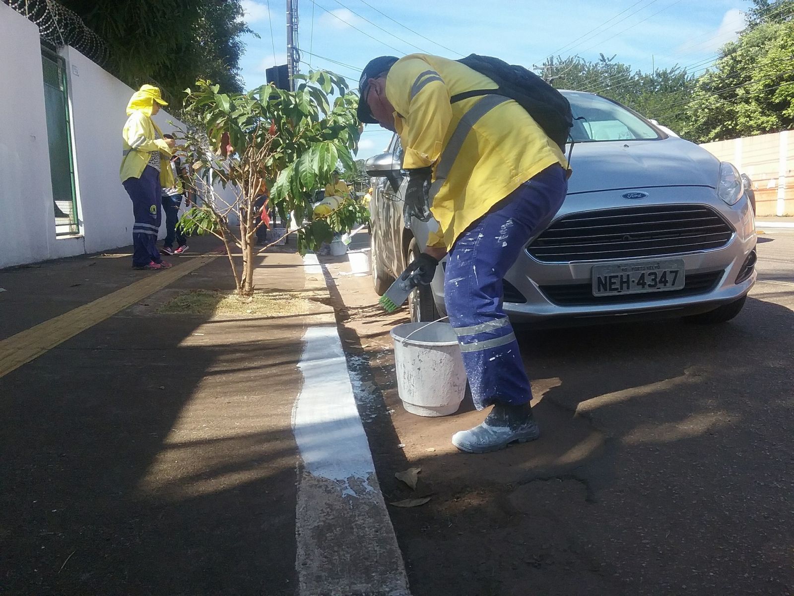 POSTES E MEIOS-FIOS DA AVENIDA GUAPORÉ SÃO PINTADOS PELA SEMUSB - News Rondônia