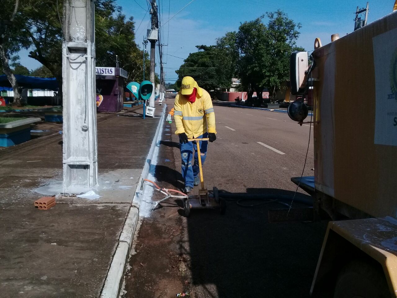 POSTES E MEIOS-FIOS DA AVENIDA GUAPORÉ SÃO PINTADOS PELA SEMUSB - News Rondônia