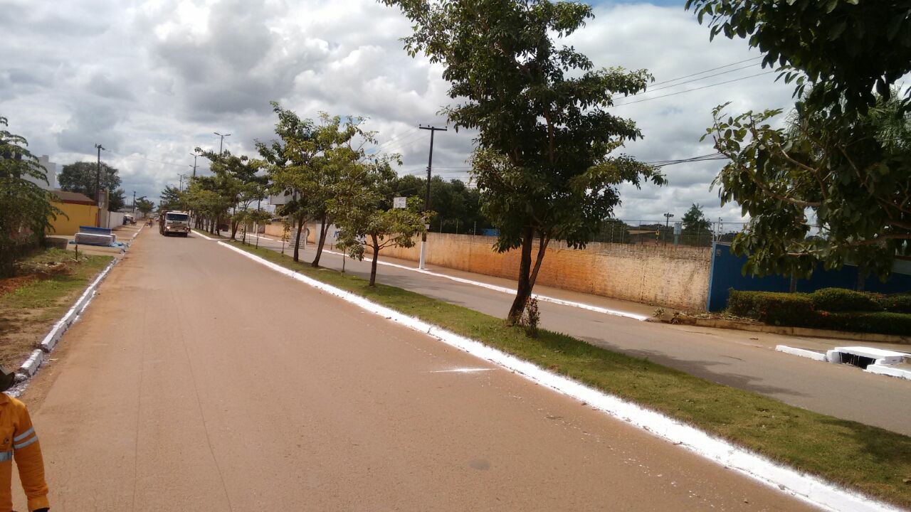 POSTES E MEIOS-FIOS DA AVENIDA GUAPORÉ SÃO PINTADOS PELA SEMUSB - News Rondônia