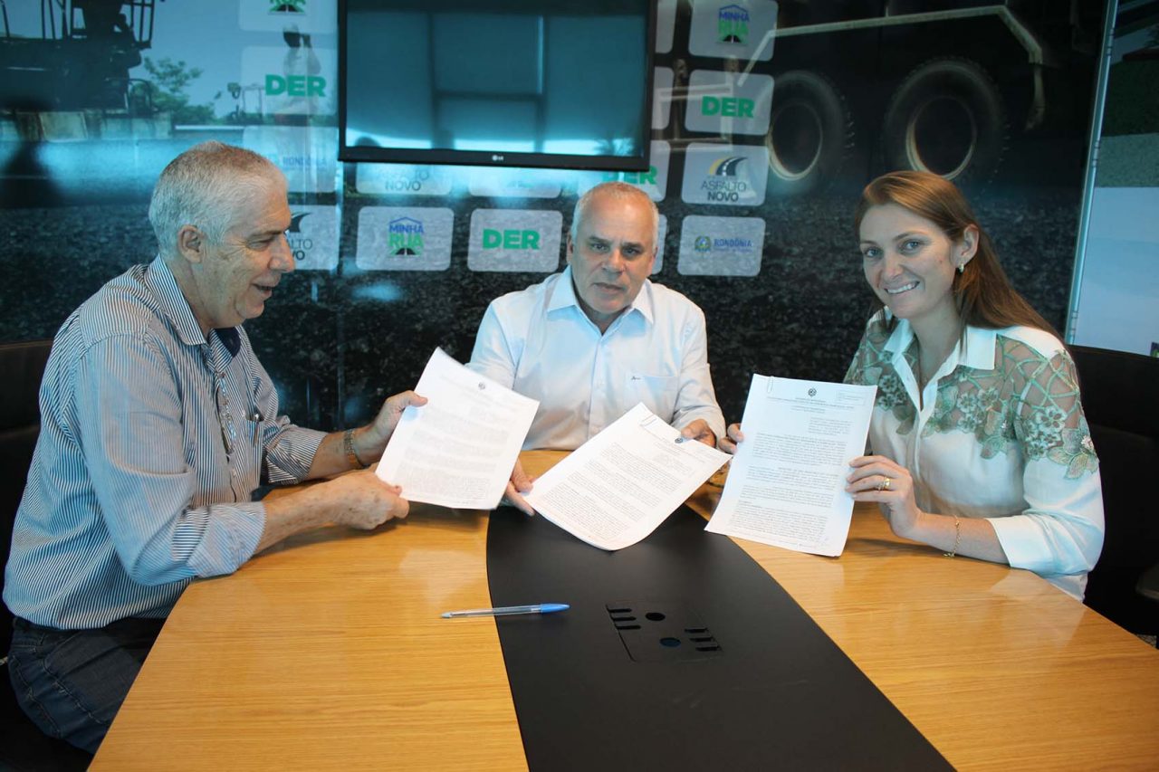 CEREJEIRAS E SÃO FRANCISCO RECEBEM RECURSO DO FITHA PARA MANUTENÇÃO DAS ESTRADAS MUNICIPAIS - News Rondônia