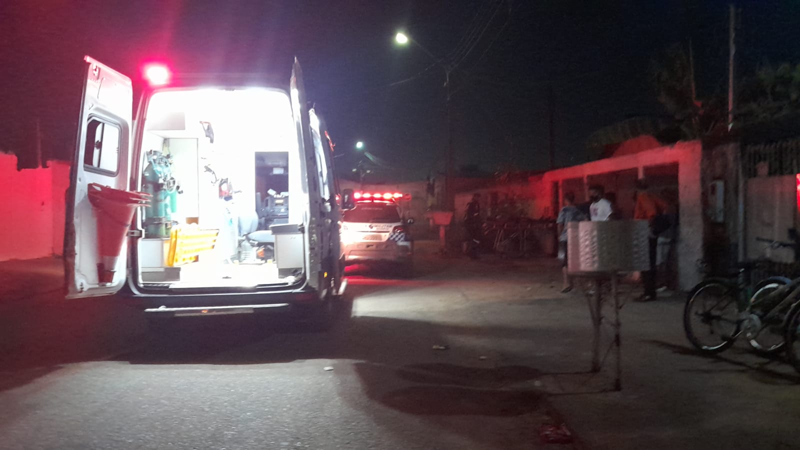TOMANDO UMA: Homem é atacado a tiros em frente a residência na zona sul - News Rondônia