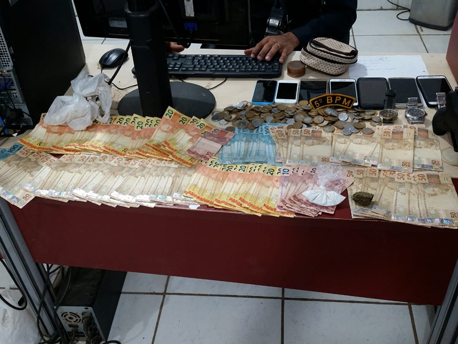 GUARNIÇÃO DO SARGENTO GUSMÃO PRENDE JOVEM COM DROGA, PISTOLA, CELULARES E QUASE R$ 7 MIL - News Rondônia