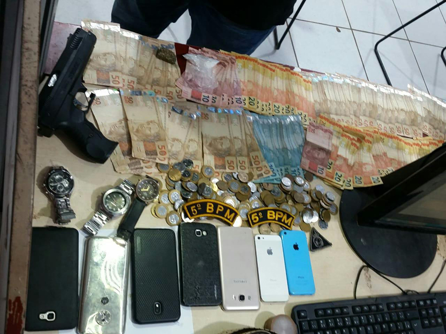 GUARNIÇÃO DO SARGENTO GUSMÃO PRENDE JOVEM COM DROGA, PISTOLA, CELULARES E QUASE R$ 7 MIL - News Rondônia