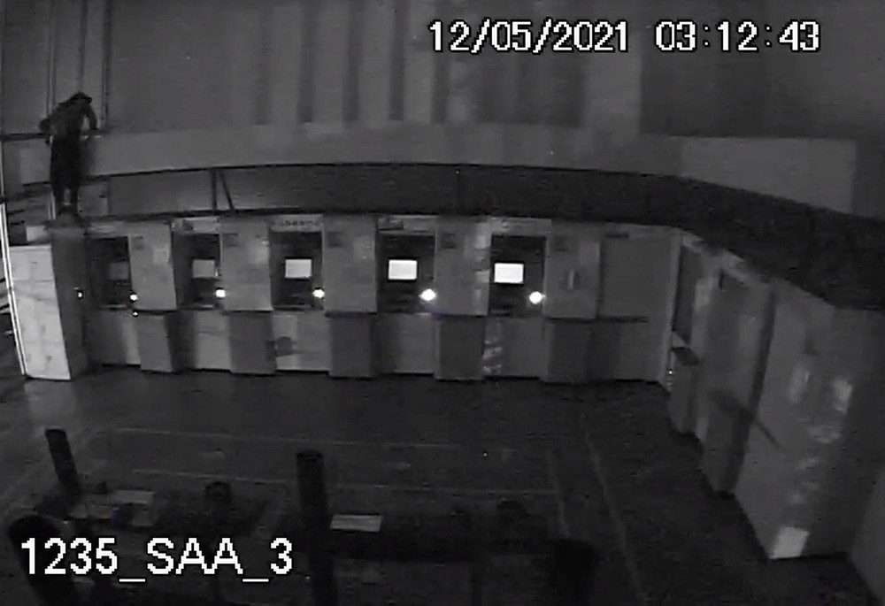 Homem invade banco duas vezes na mesma semana, sobe em caixas eletrônicos e foge sem levar nada - News Rondônia