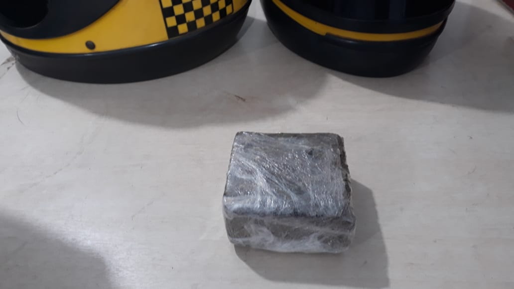DOIS RAPAZES EM MOTO SÃO PRESOS COM QUASE 500 GRAMAS DE DROGA - News Rondônia