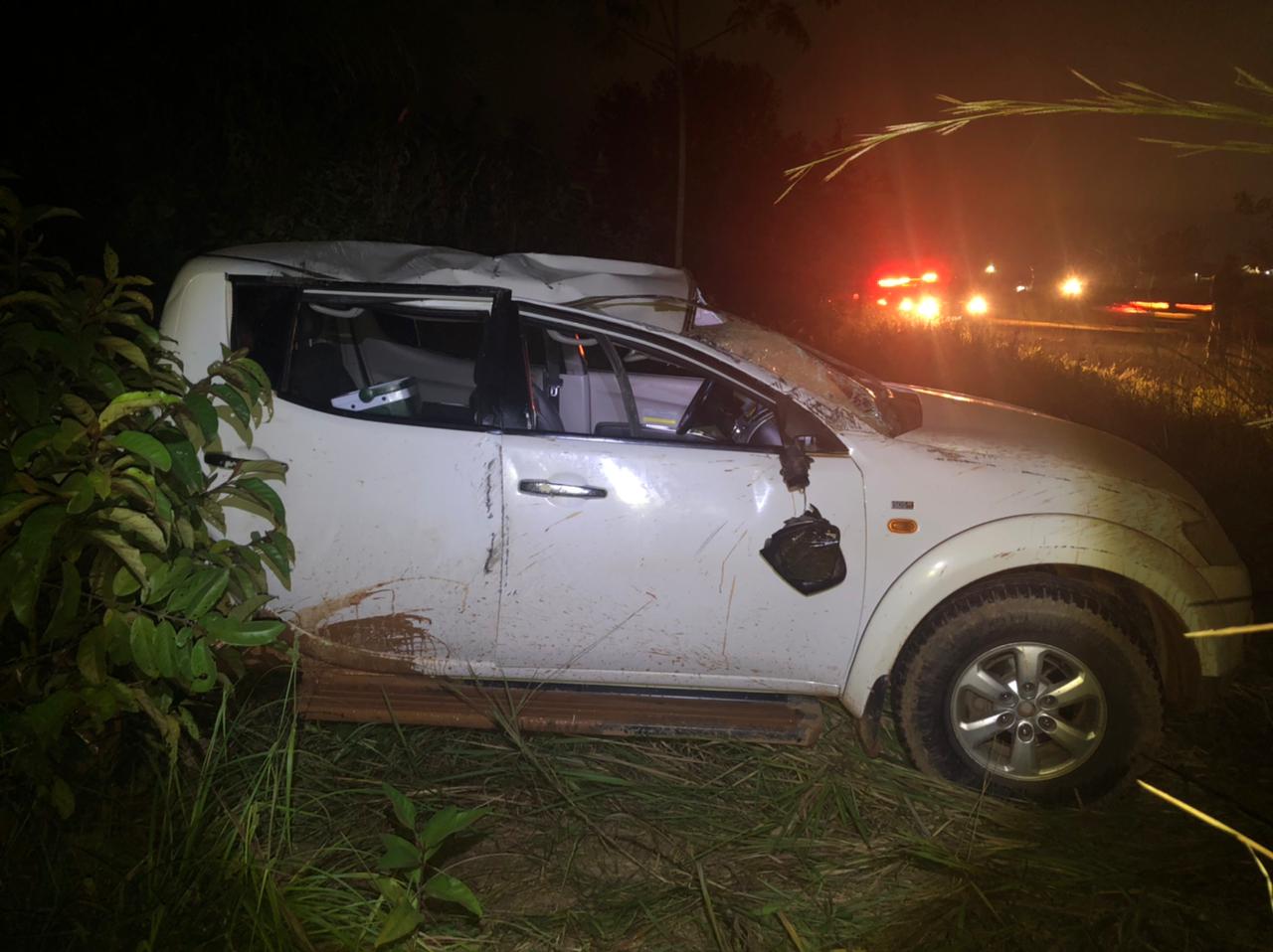 Caminhonete com quatro pessoas capota na BR-319 - News Rondônia