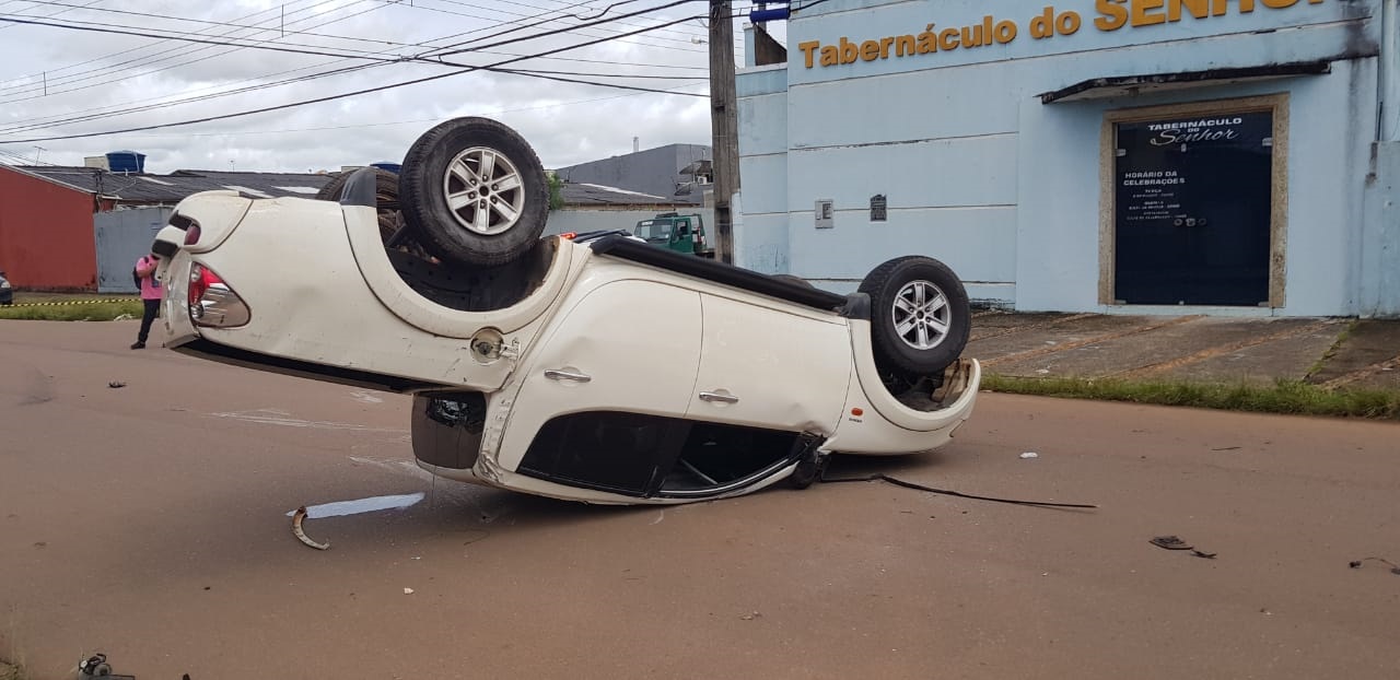 AVANÇOU - Colisão termina em capotamento da viatura da Polícia Civil que fazia testes - News Rondônia