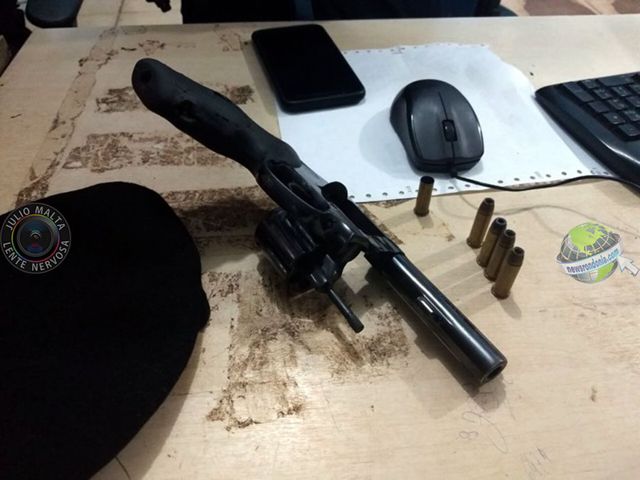 ERA PRA GENTE SE DEFENDER, DIZEM SUSPEITOS FLAGRADOS COM REVÓLVER NO BAIRRO SÃO FRANCISCO - News Rondônia