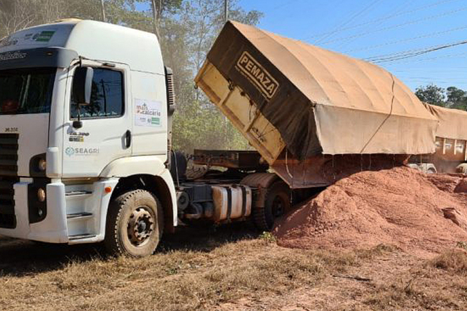 Seagri disponibiliza caminhão para acelerar entrega de calcário aos produtores de leite em Vilhena - News Rondônia