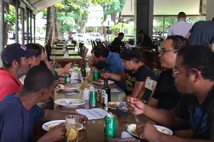 CLIENTE ACUSA RESTAURANTE DE PRECONCEITO E VOLTA COM MORADORES DE RUA - VEJA VÍDEO - News Rondônia