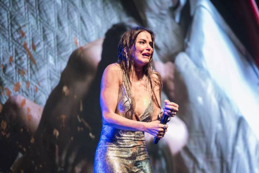 SEGUNDO SOL: KAROLA TOMA BANHO DE XIXI APÓS VINGANÇA DE LUZIA - News Rondônia