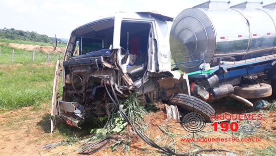 CAMINHONEIRO FICA GRAVEMENTE FERIDO EM COLISÃO FRONTAL DE CAMINHÕES NA BR-364 - News Rondônia