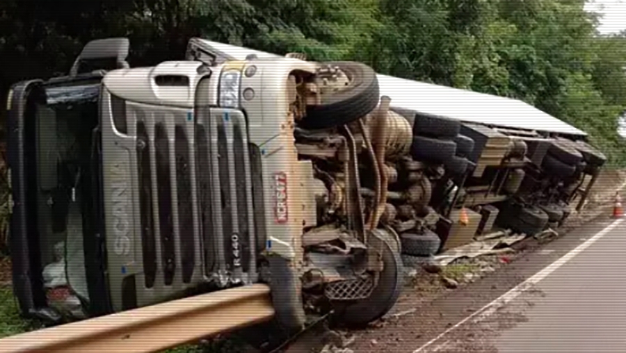 Carreta com placas de Vilhena tomba no MT: Carga não foi saqueada - News Rondônia