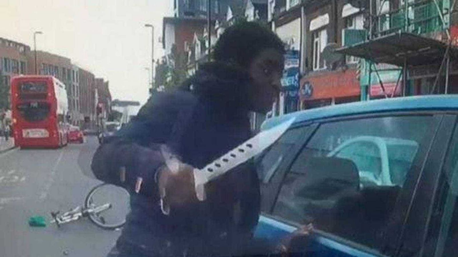 CICLISTA TEM ATAQUE DE FÚRIA APÓS QUASE SER ATROPELADO EM LONDRES; VIDEO - News Rondônia