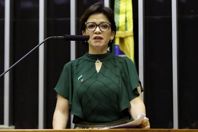 Deputada é retirada de avião em Confins com item proibido na mala - News Rondônia