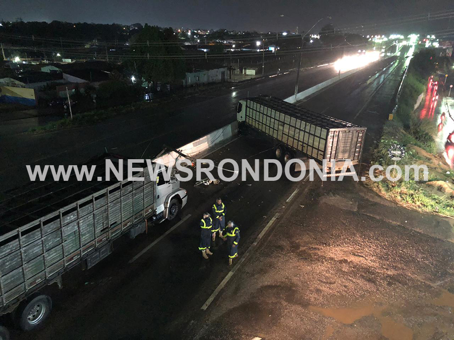 Caminhão boiadeiro fica atravessado na BR 364 ao bater em poste para não atingir carro - News Rondônia