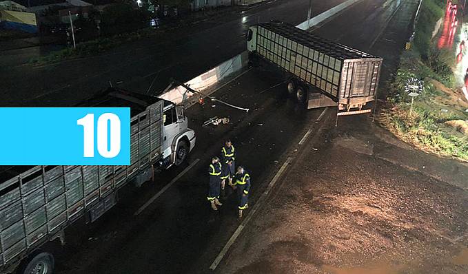 Caminhão boiadeiro fica atravessado na BR 364 ao bater em poste para não atingir carro - News Rondônia