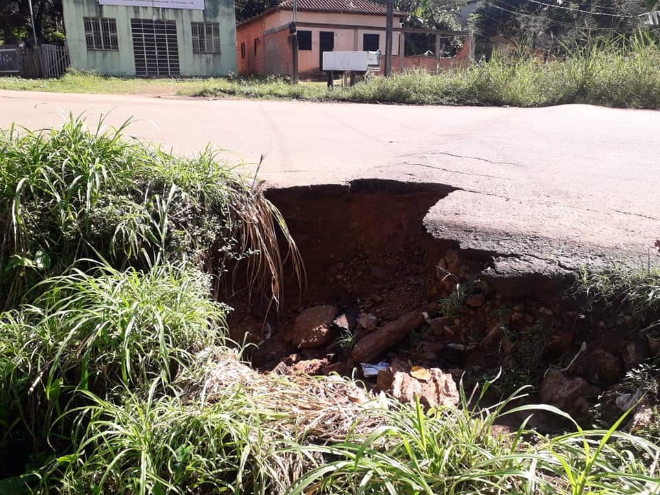 Atendendo pedido do vereador Edevaldo Neves, prefeitura recupera parte de via principal rompida por bueiro no Bairro Areia branca - News Rondônia