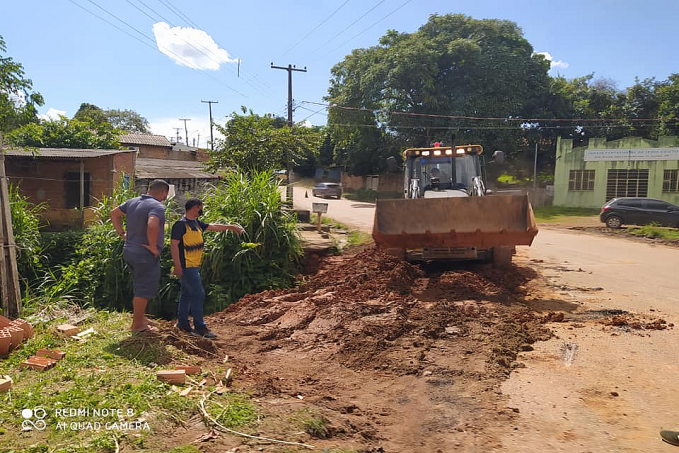Atendendo pedido do vereador Edevaldo Neves, prefeitura recupera parte de via principal rompida por bueiro no Bairro Areia branca - News Rondônia