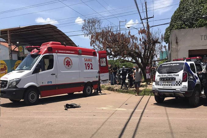 NO CRUZAMENTO: Acidente entre carro e moto deixa casal ferido em Porto Velho - News Rondônia
