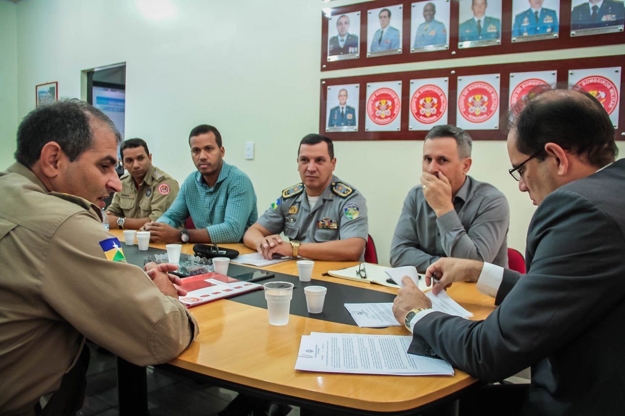 ASSINADOS PROJETOS QUE ALTERAM LEI DA ORGANIZAÇÃO BÁSICA DO CORPO DE BOMBEIROS E POLÍCIA MILITAR PARA MELHORAR A SEGURANÇA PÚBLICA EM RONDÔNIA - News Rondônia