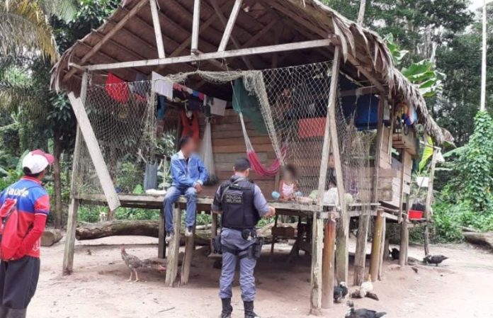 PAI E MADRASTA MALTRATAVAM E MANTINHAM CRIANÇA DE 6 ANOS EM CÁRCERE PRIVADO - News Rondônia