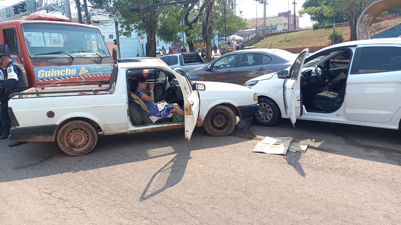 NO CENTRO: Acidente entre três veículos deixa idosa lesionada em Porto Velho - News Rondônia